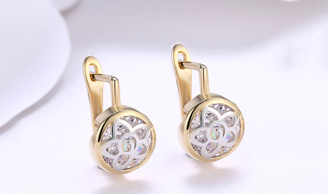 Goldtone Tone  White  Daisy Design Circular Clip On Earrings