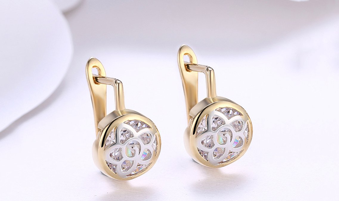 Goldtone Tone  White Daisy Design Circular Clip On Earrings ITALY Design