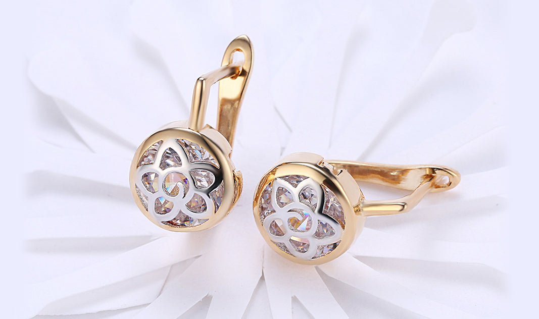 Goldtone Tone  White  Daisy Design Circular Clip On Earrings