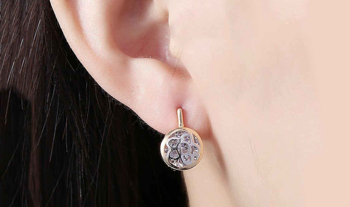 Goldtone Tone  White Daisy Design Circular Clip On Earrings ITALY Design